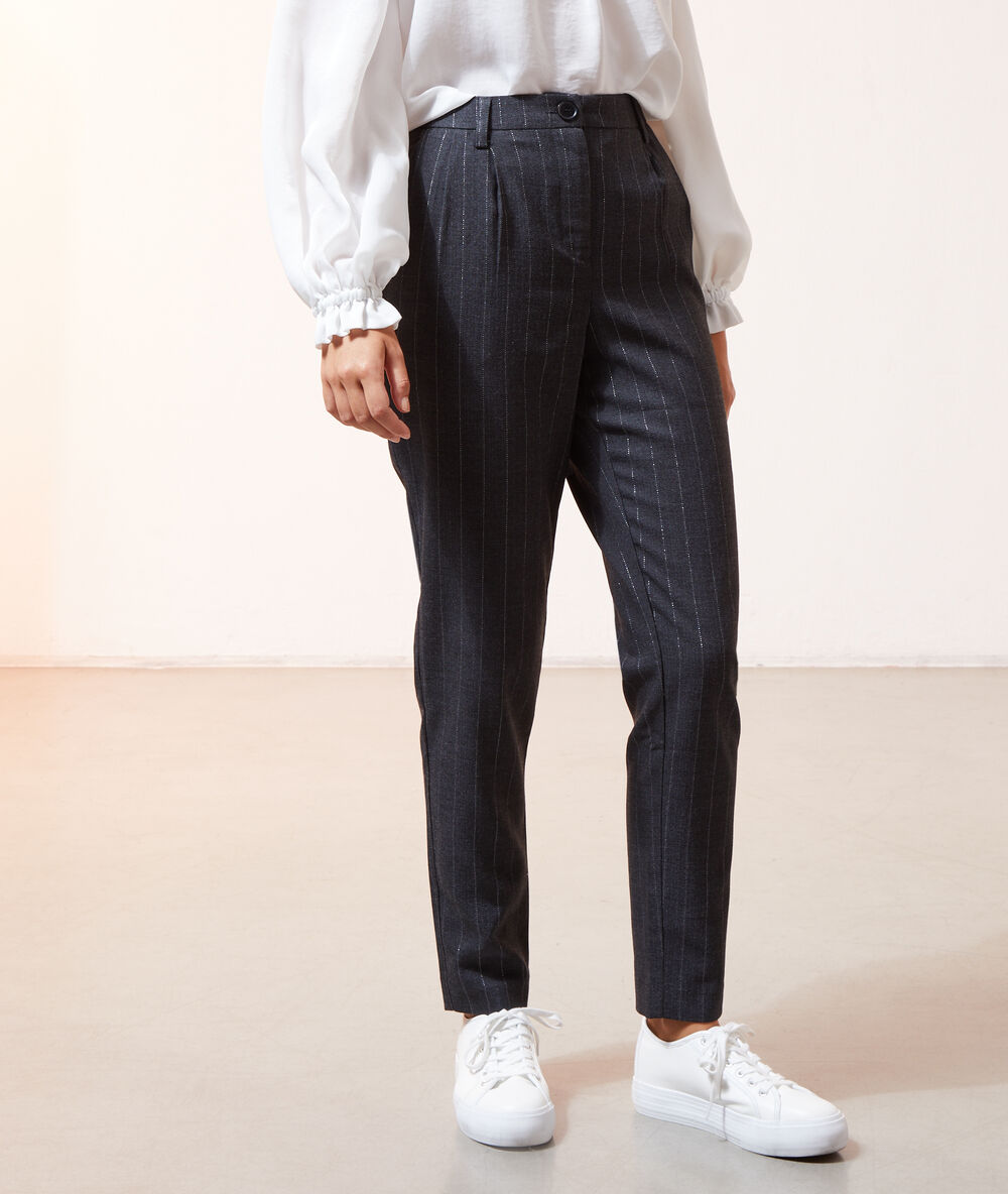 Pantalón rayas diplomáticas negro.