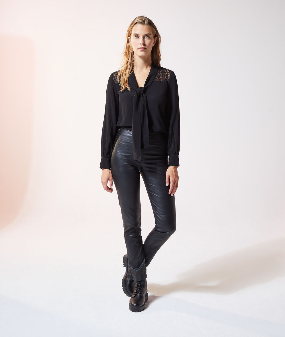 Pantalón efecto piel negro.