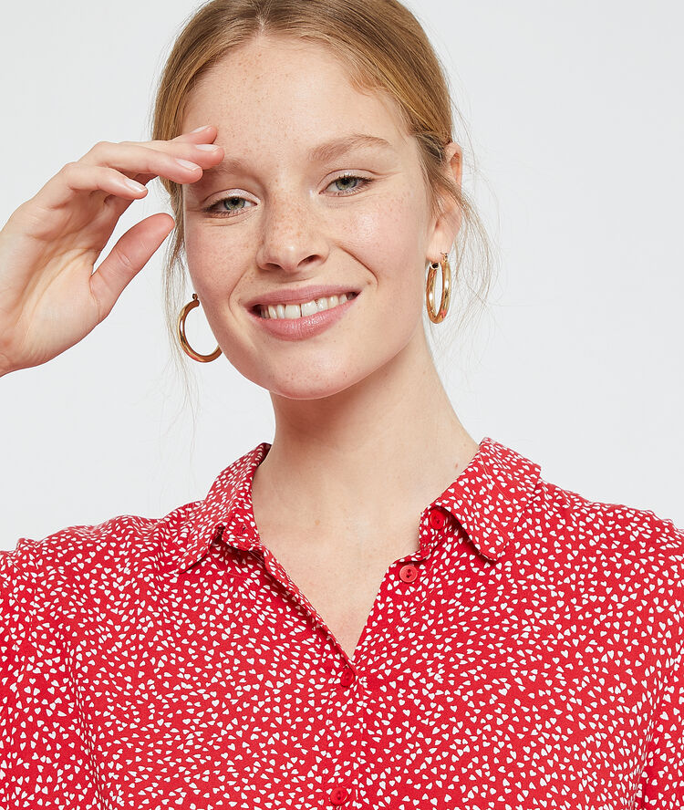 Vestido camisero estampado de corazones carmín.