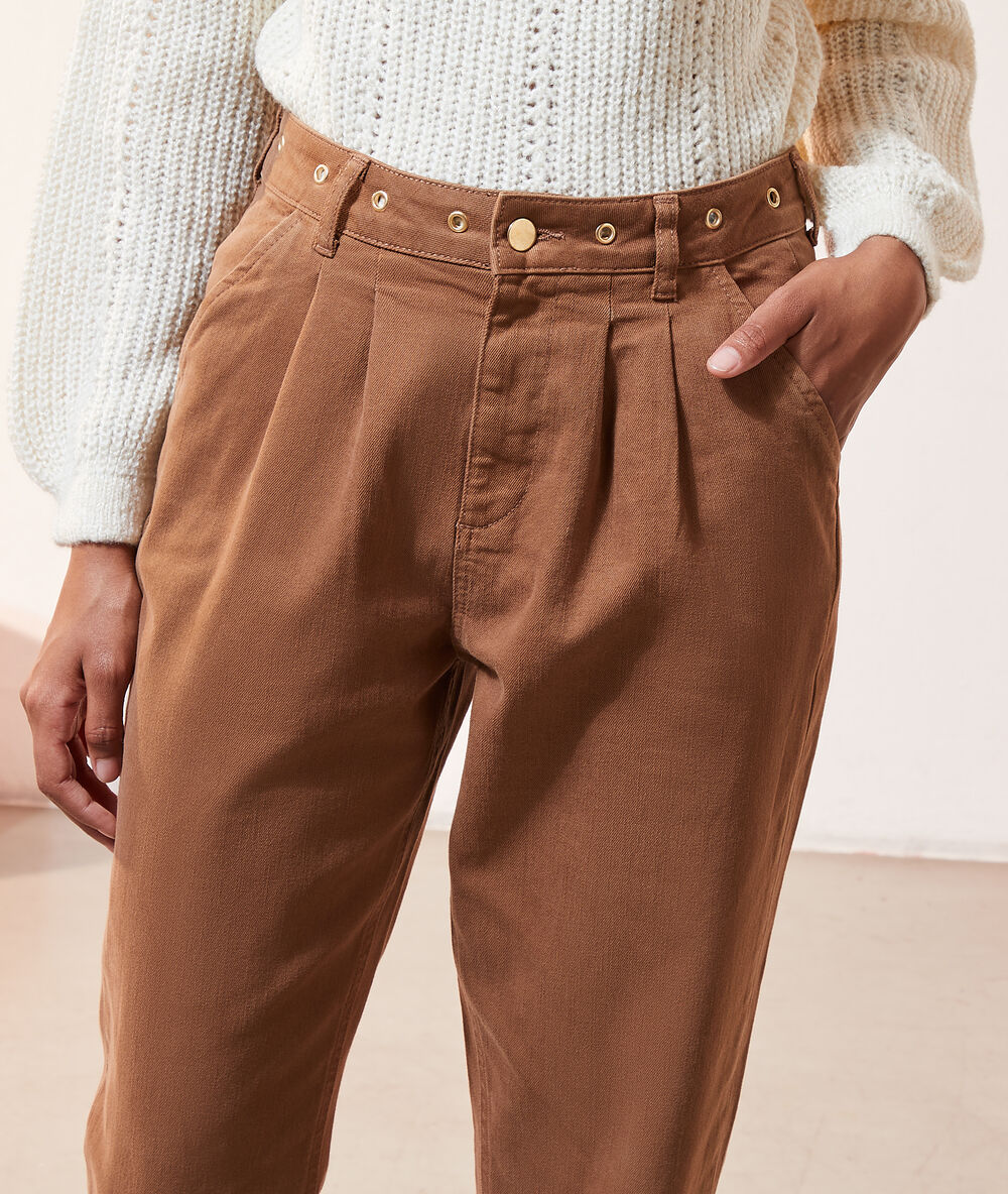 Pantalón zanahoria tabaco.