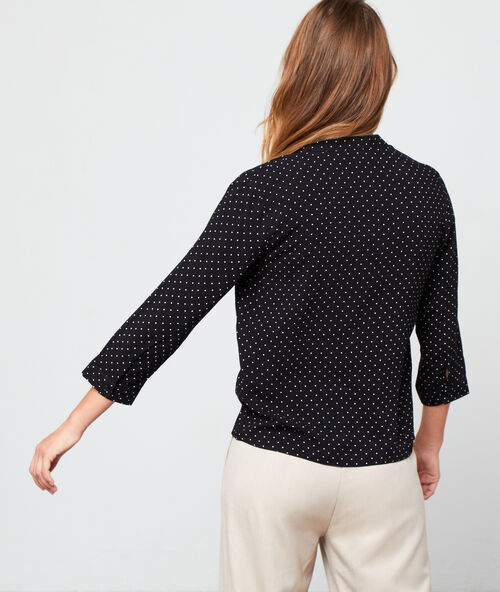 Camisa cuello redondo de lunares negro.