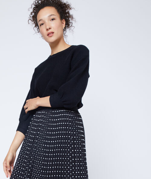 Su&eacute;ter acanalado de manga larga negro.