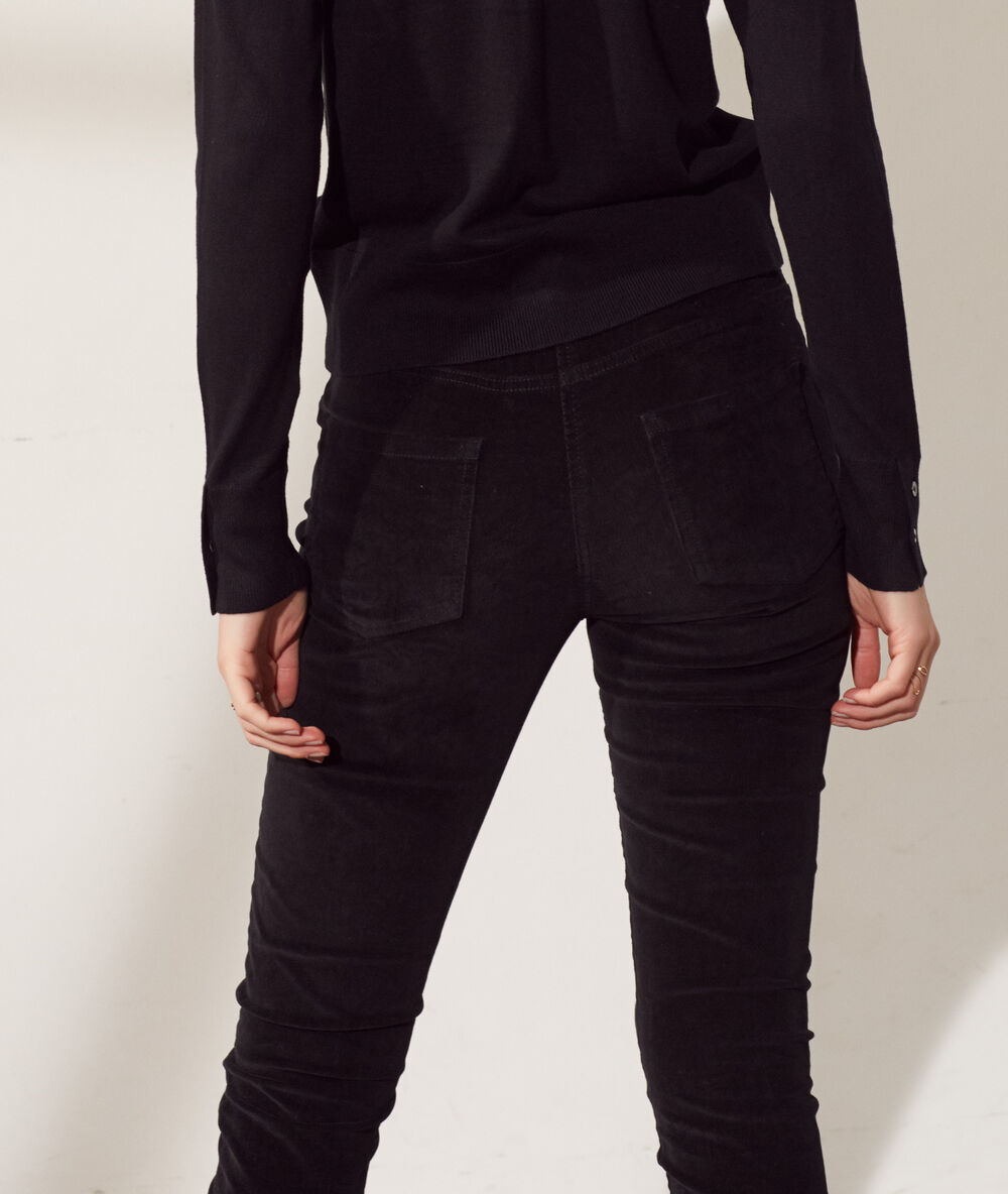 Pantalón estrecho negro.