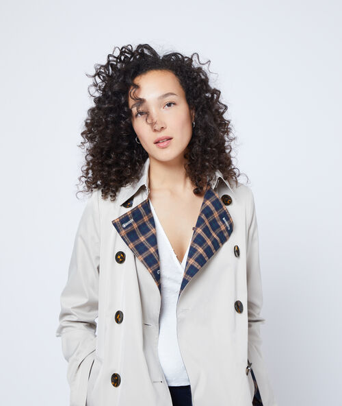 Trench con reverso de cuadros c.camel.