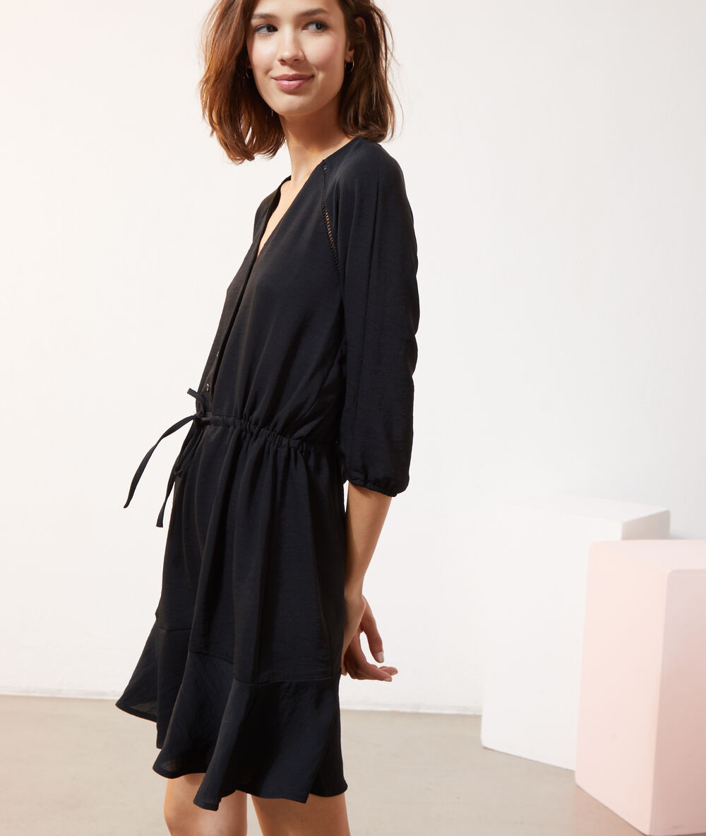 Vestido liso negro.