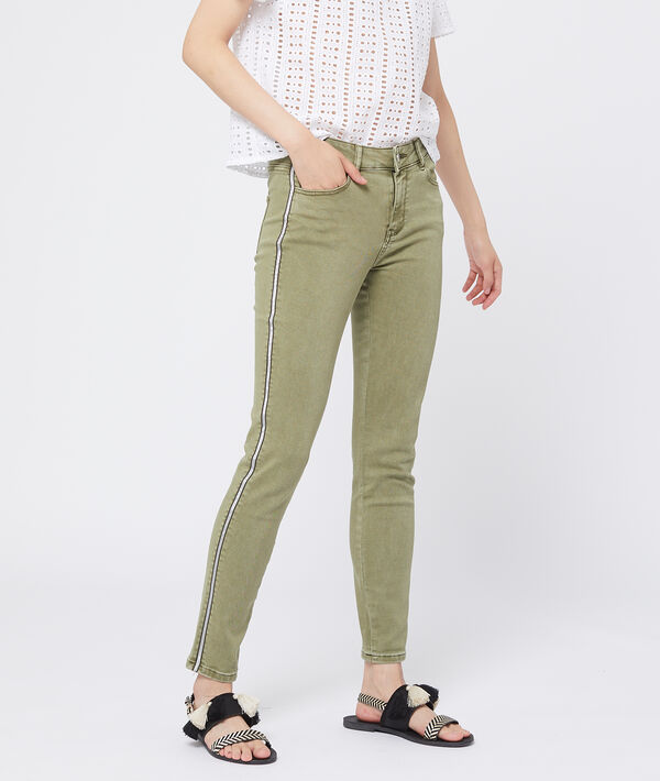 Pantalón ajustado con franjas laterales Pantalón ajustado con franjas laterales