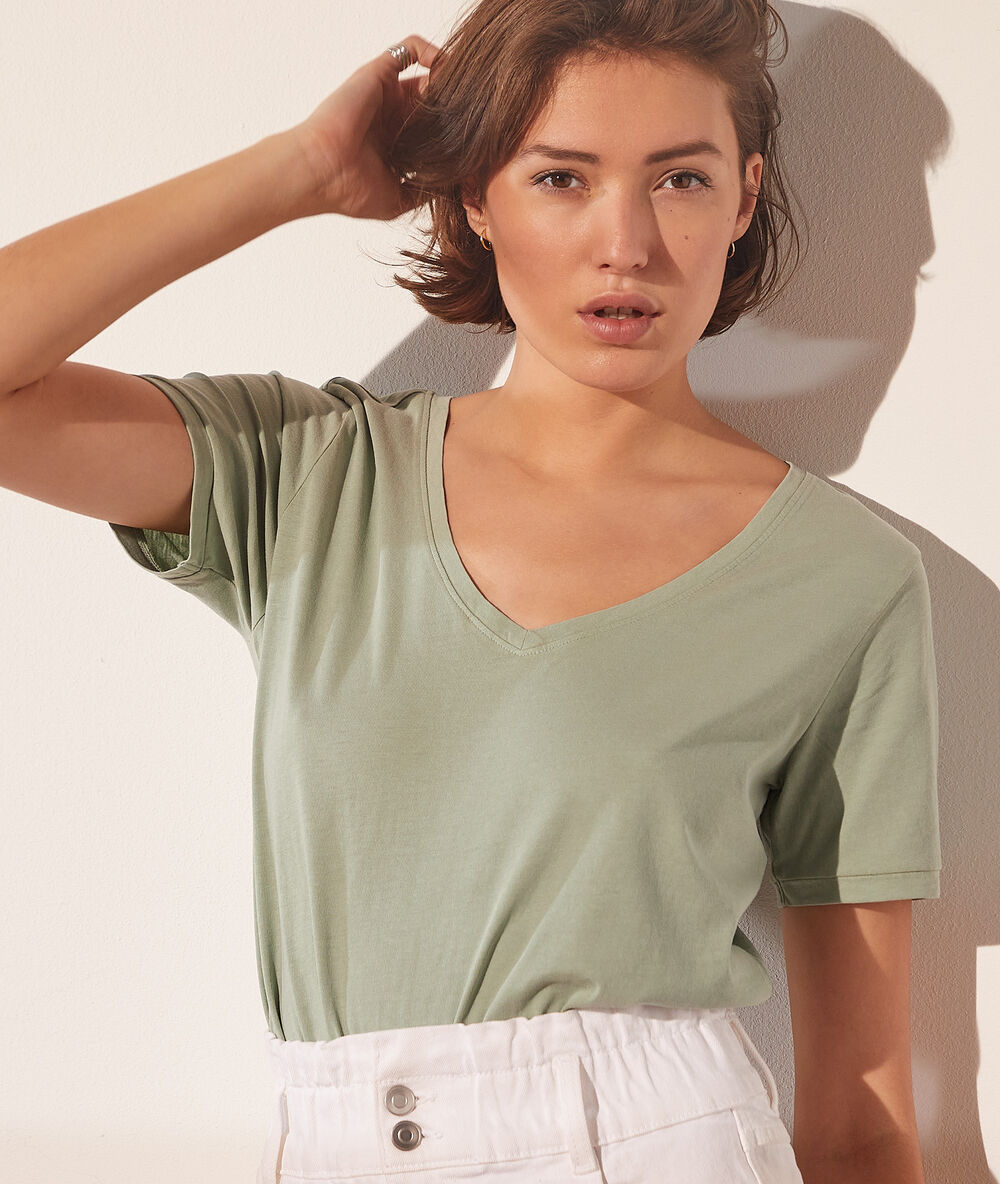 Camiseta escote en v verdigrís.