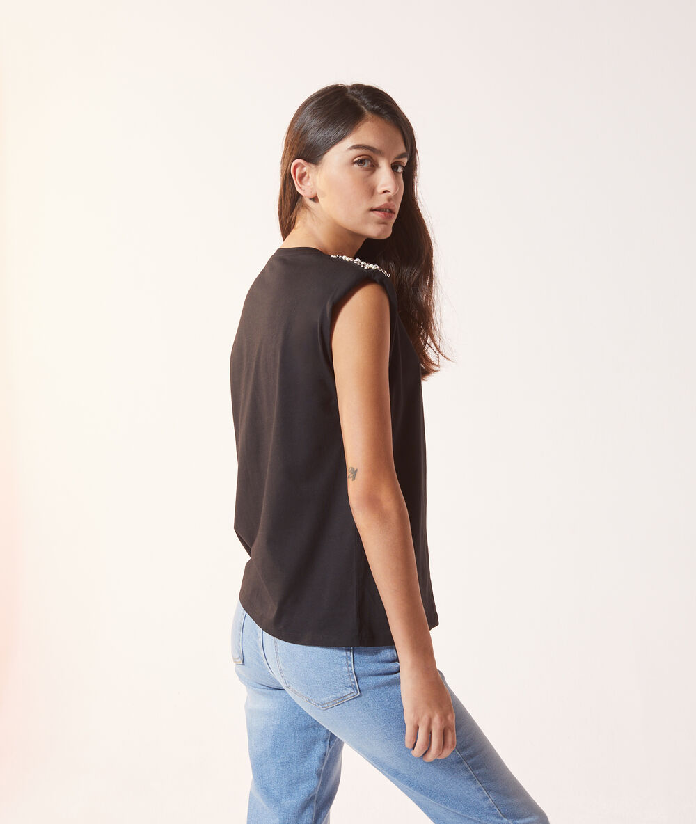 Camiseta con perlas negro.
