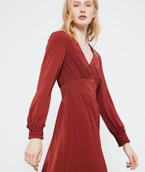 Vestido acampanado de botones rojo.