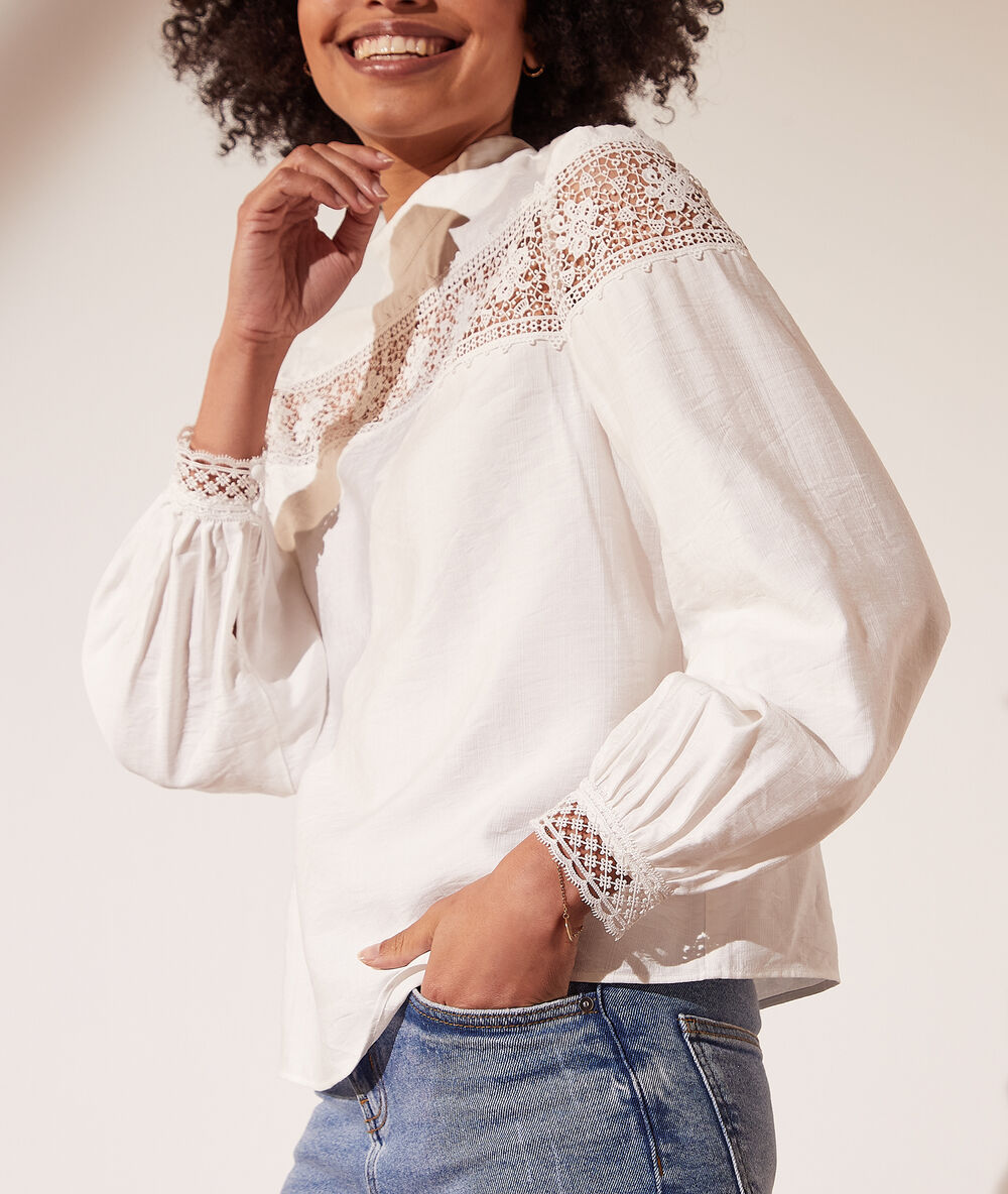 Blusa con motivos de encaje crudo.