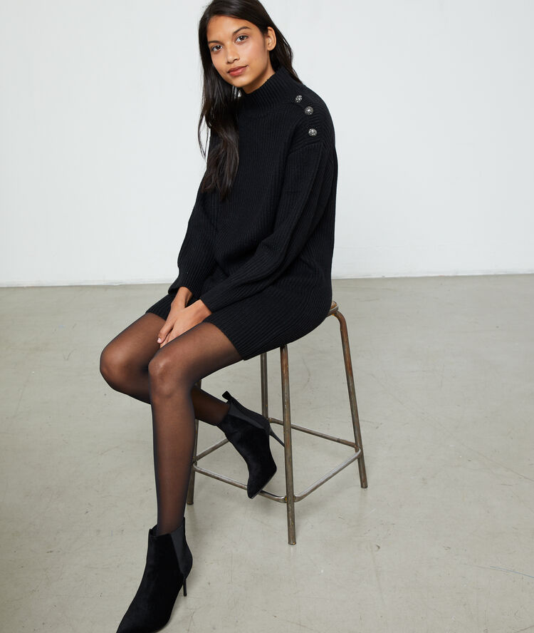Vestido suéter cuello alto negro.