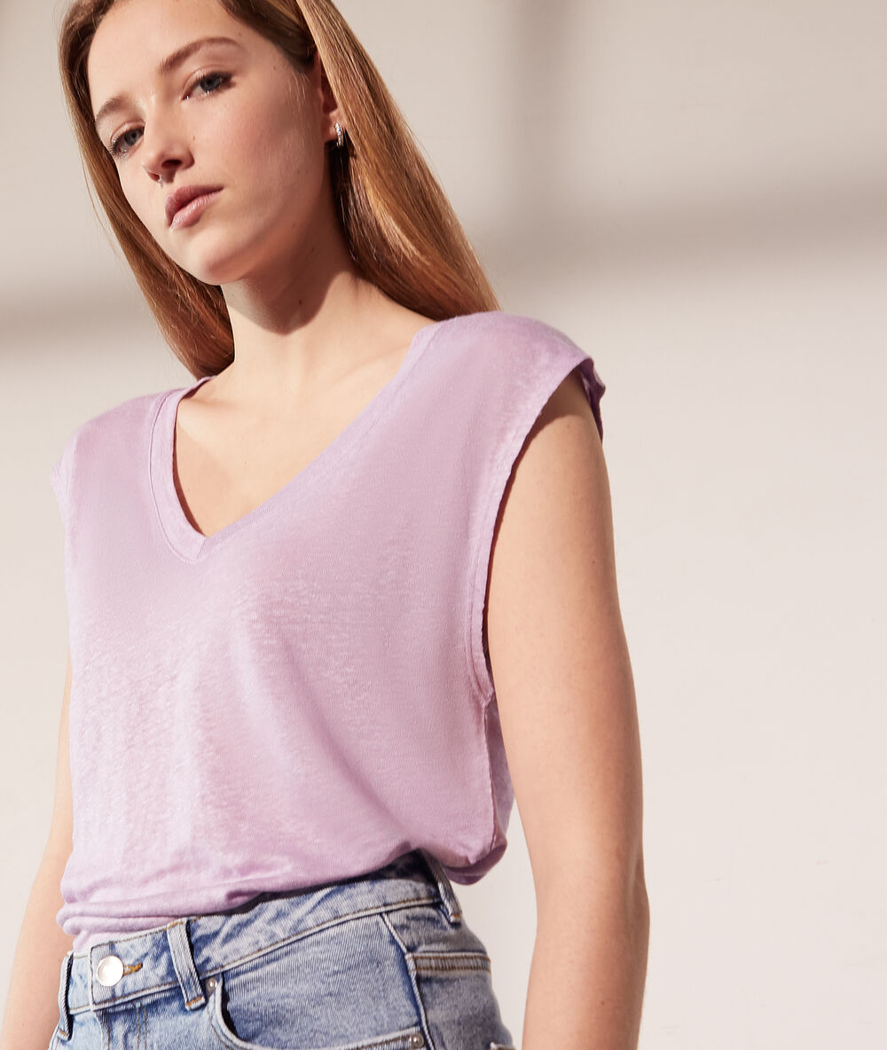 Camiseta manga corta escote en v lila.