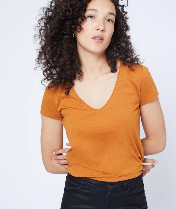 Camiseta cuello en v de algodón ocre.