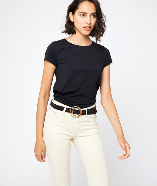 Camiseta cuello en v de algodón negro.