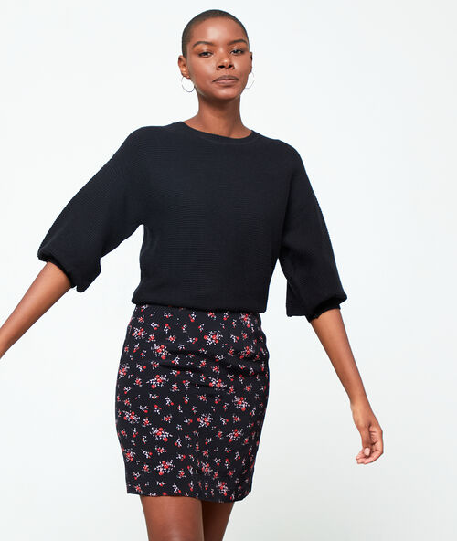 Falda recta estampado floral negro.