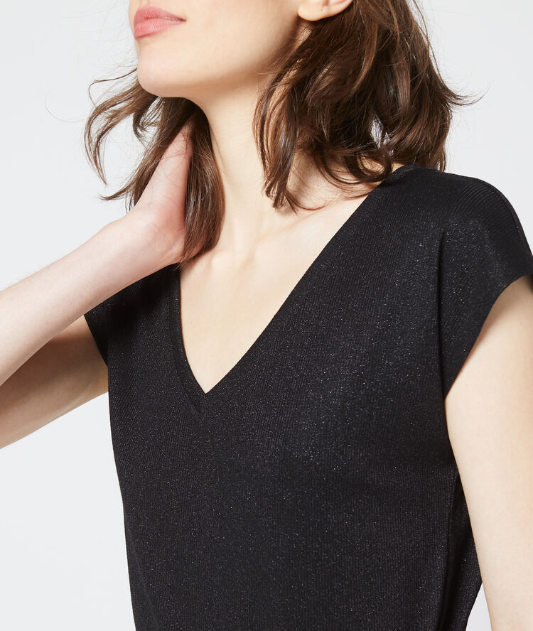 Camiseta metalizada con cuello en v negro.