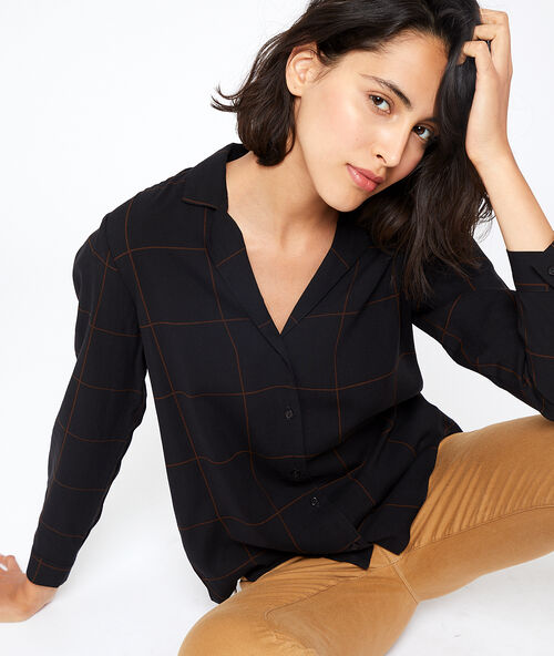 Camisa a cuadros negro.