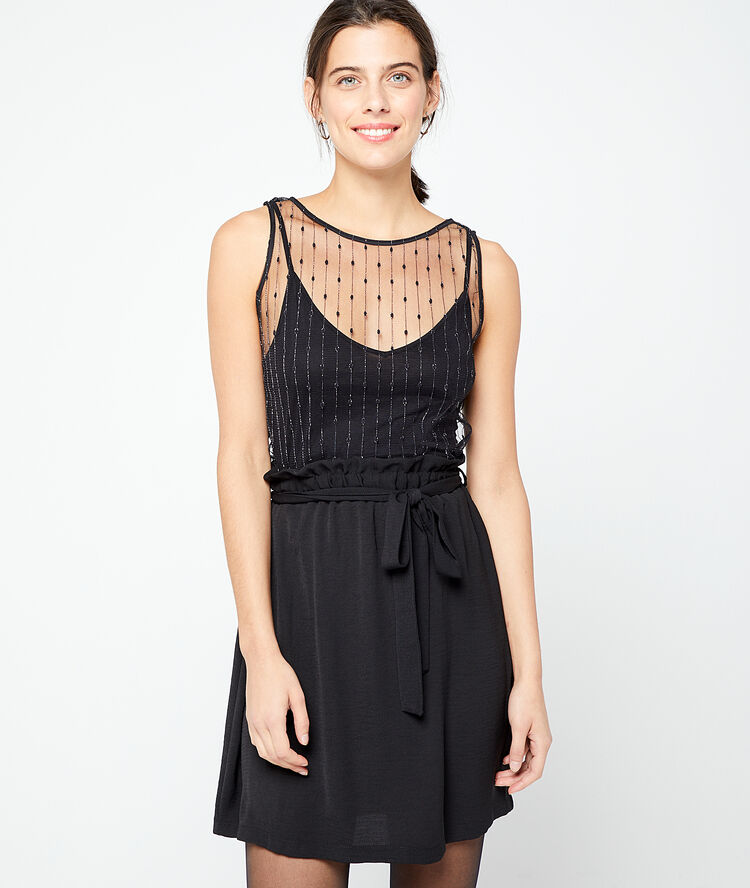 Top de efecto transparente y forro superior negro.
