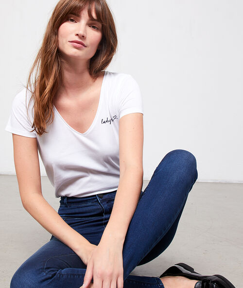 Camiseta bordada &lsquo;ladyboss' blanco.