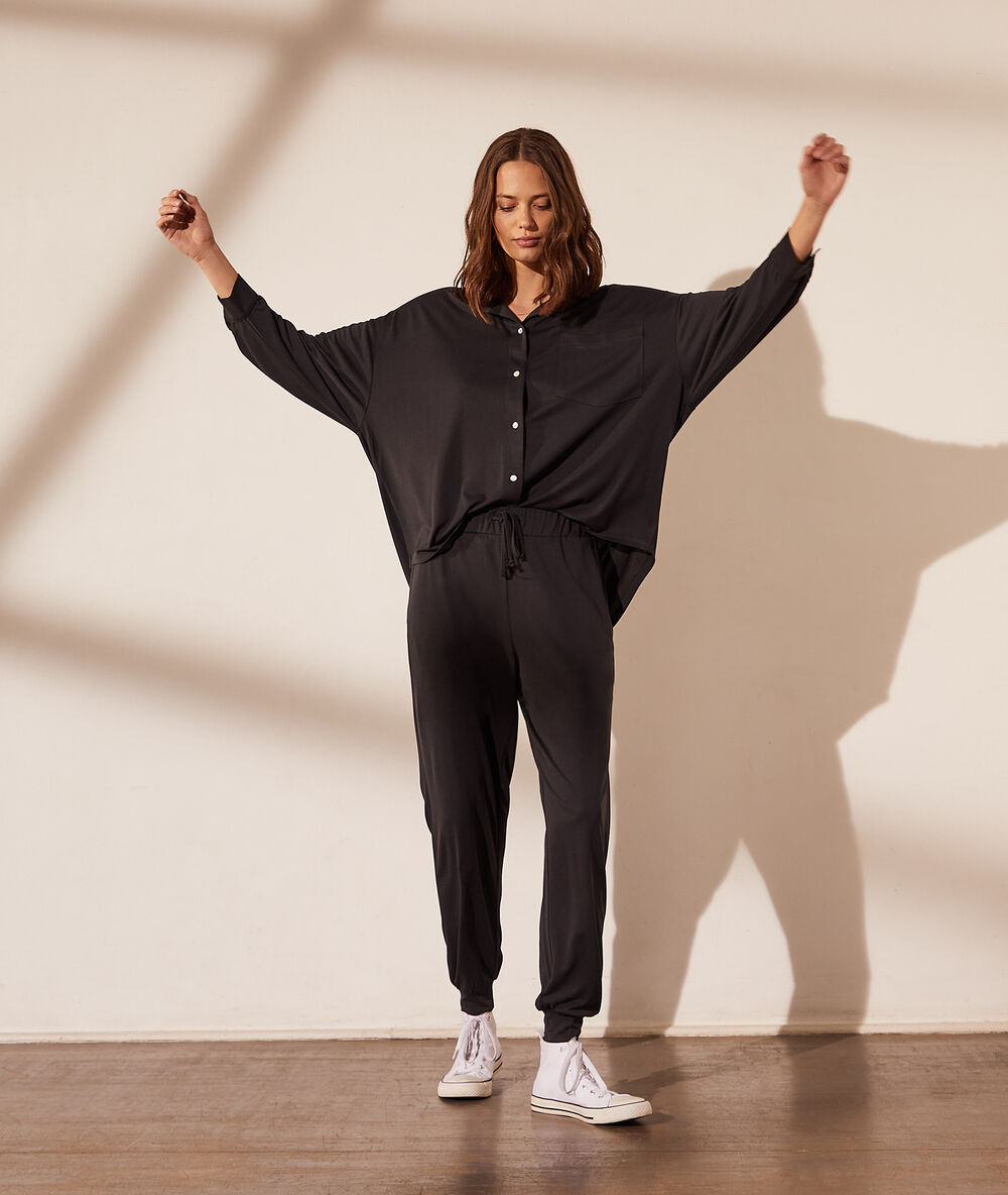 Pantalón jogger negro.