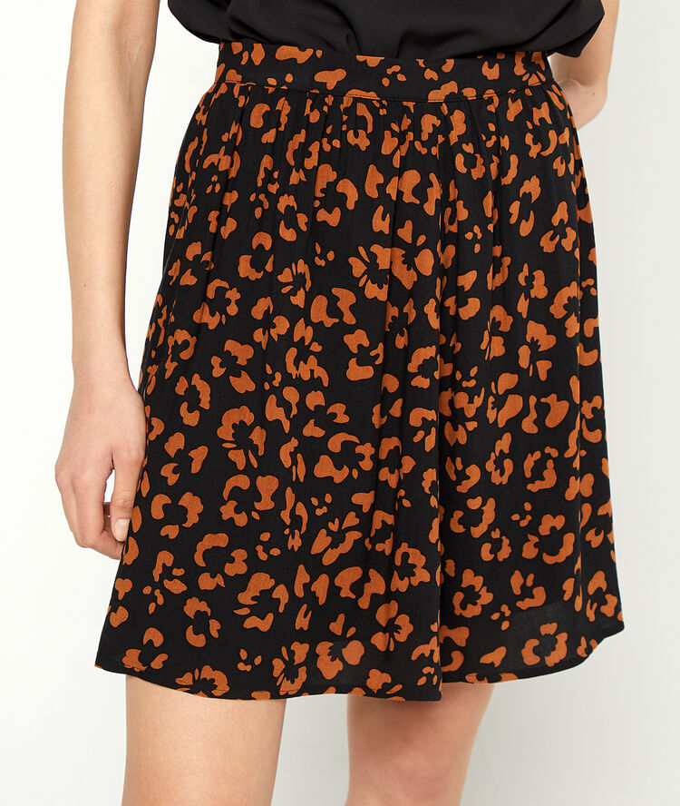 Falda con vuelo estampado floral negro.