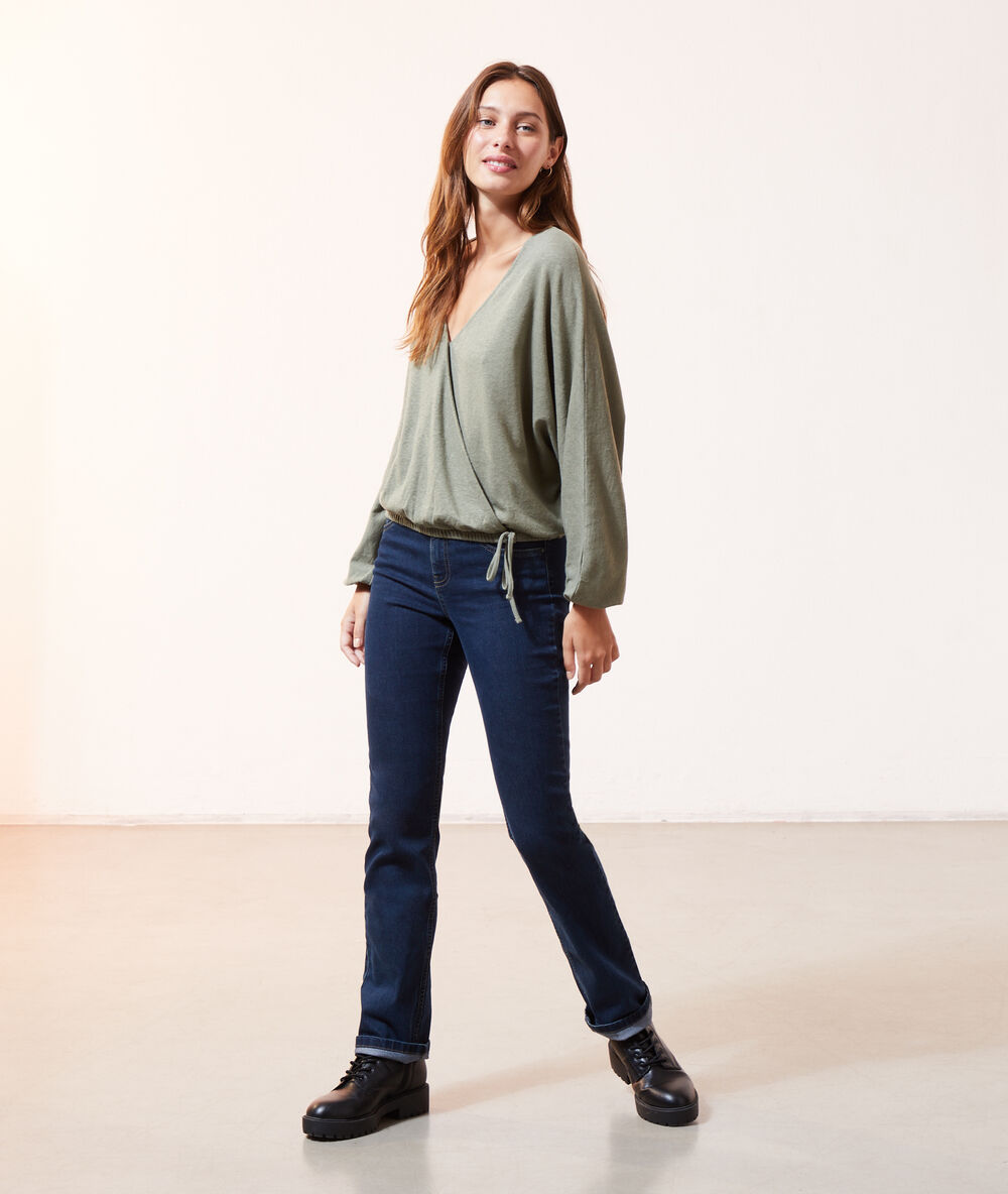 Blusa manga larga escote cruzado caqui.