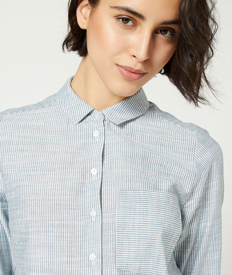 Camisa a rayas azul.