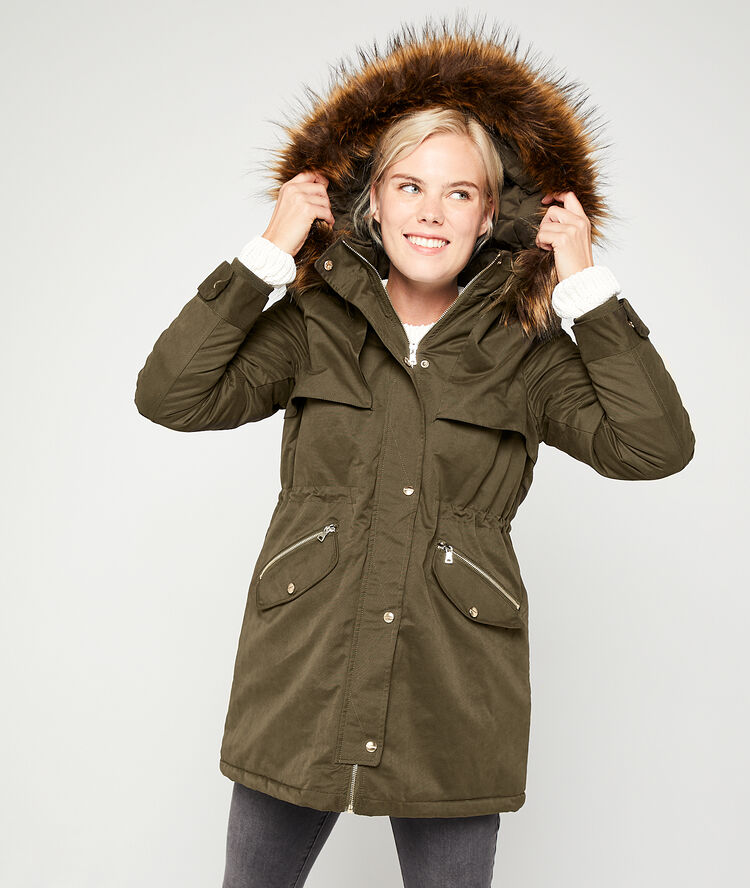 Parka forrada con capucha caqui.