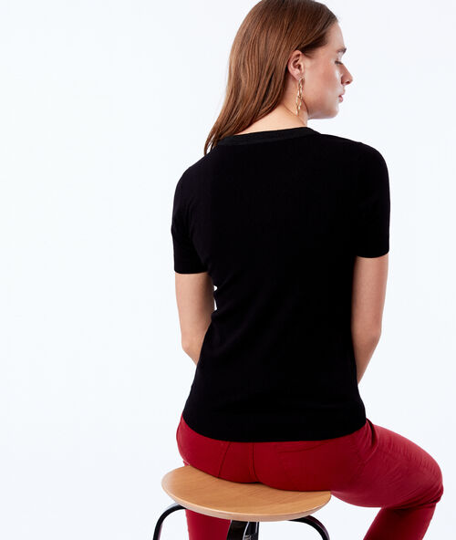 Camiseta cuello redondo negro.