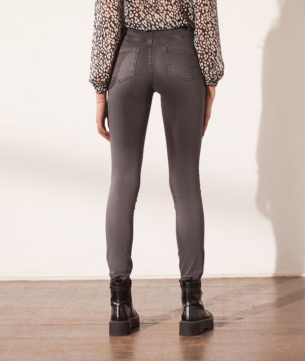Pantalón vaquero estrecho Pantalón vaquero estrecho
