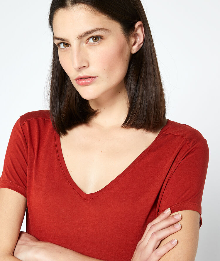 Camiseta cuello en v rojo.