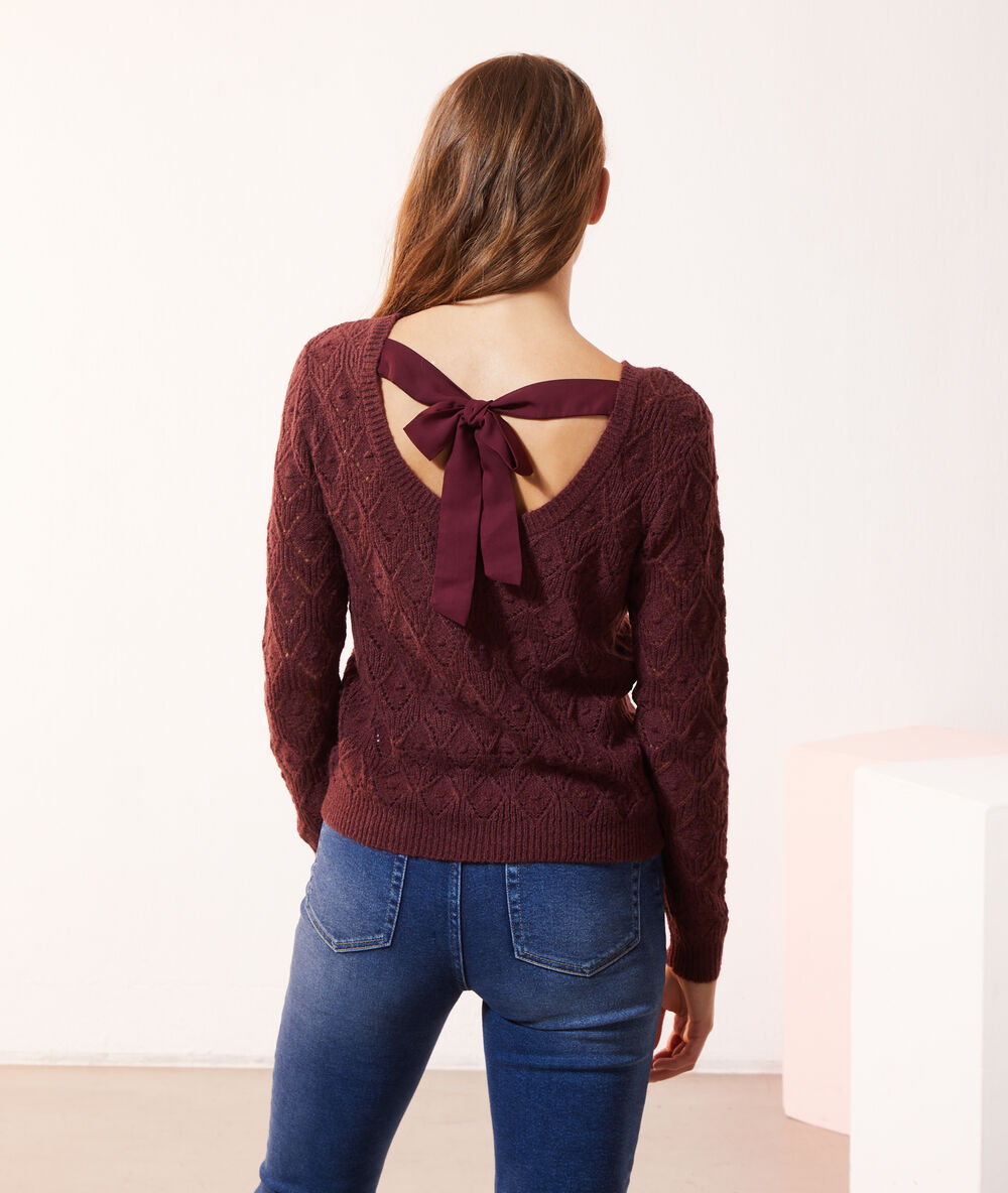 Pull maille pointelle noué au dos bordeaux.