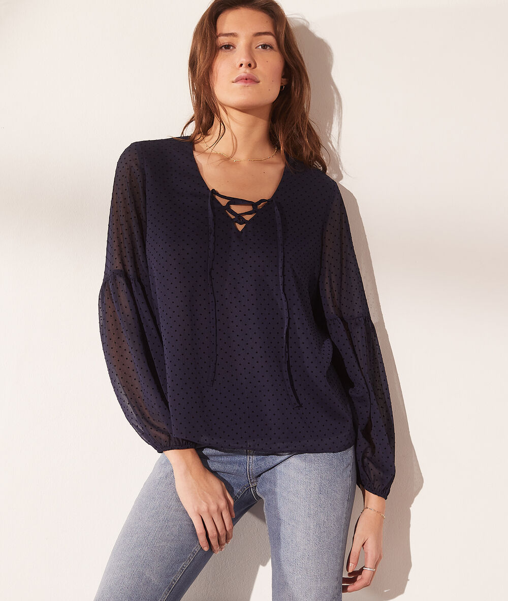 Blusa tul plumetis mangas abullonadas azul marino.