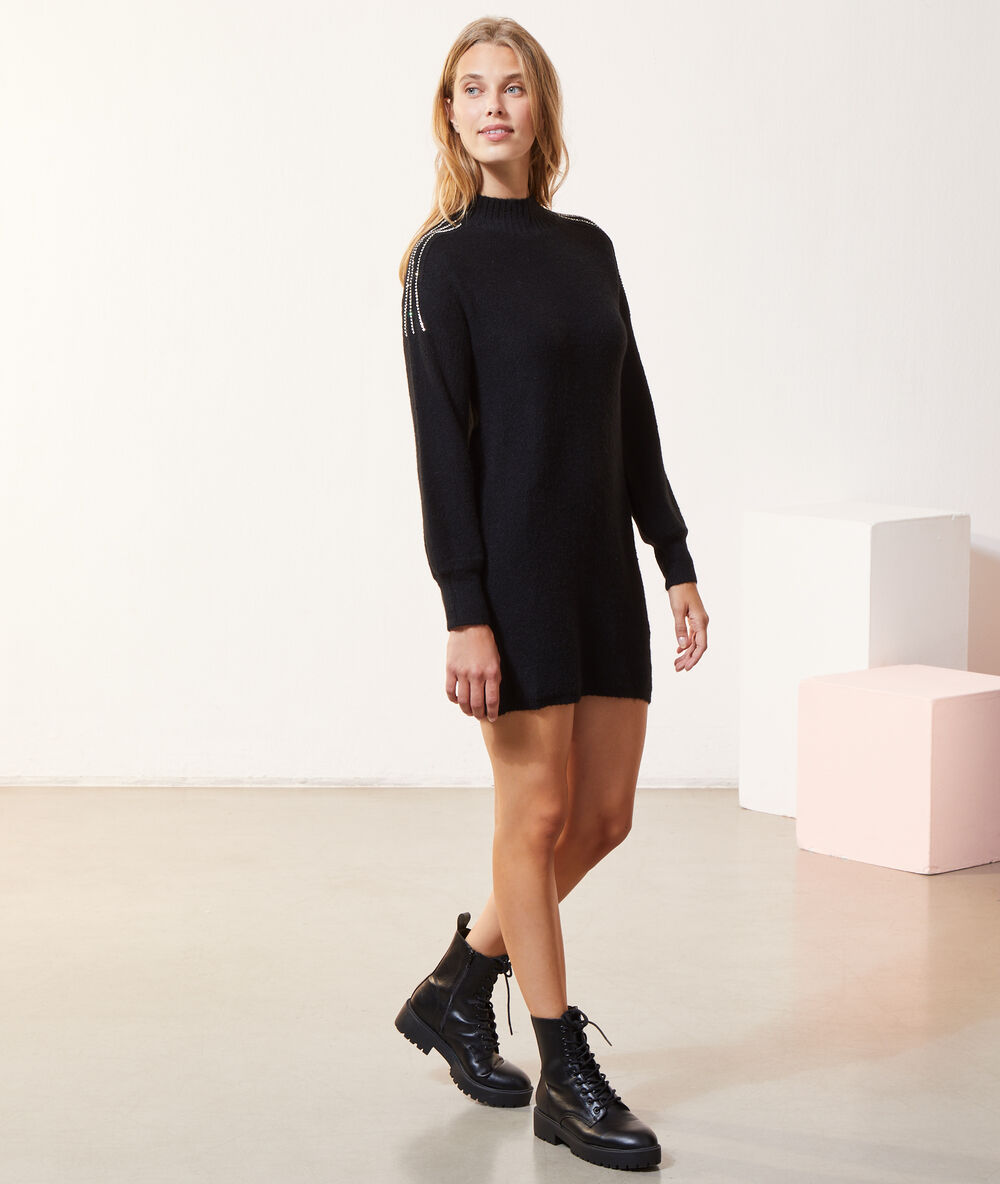Robe pull manches ballon noir.