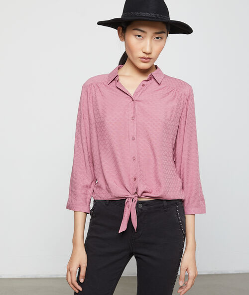Camisa anudada con estampado jacquard rosa.