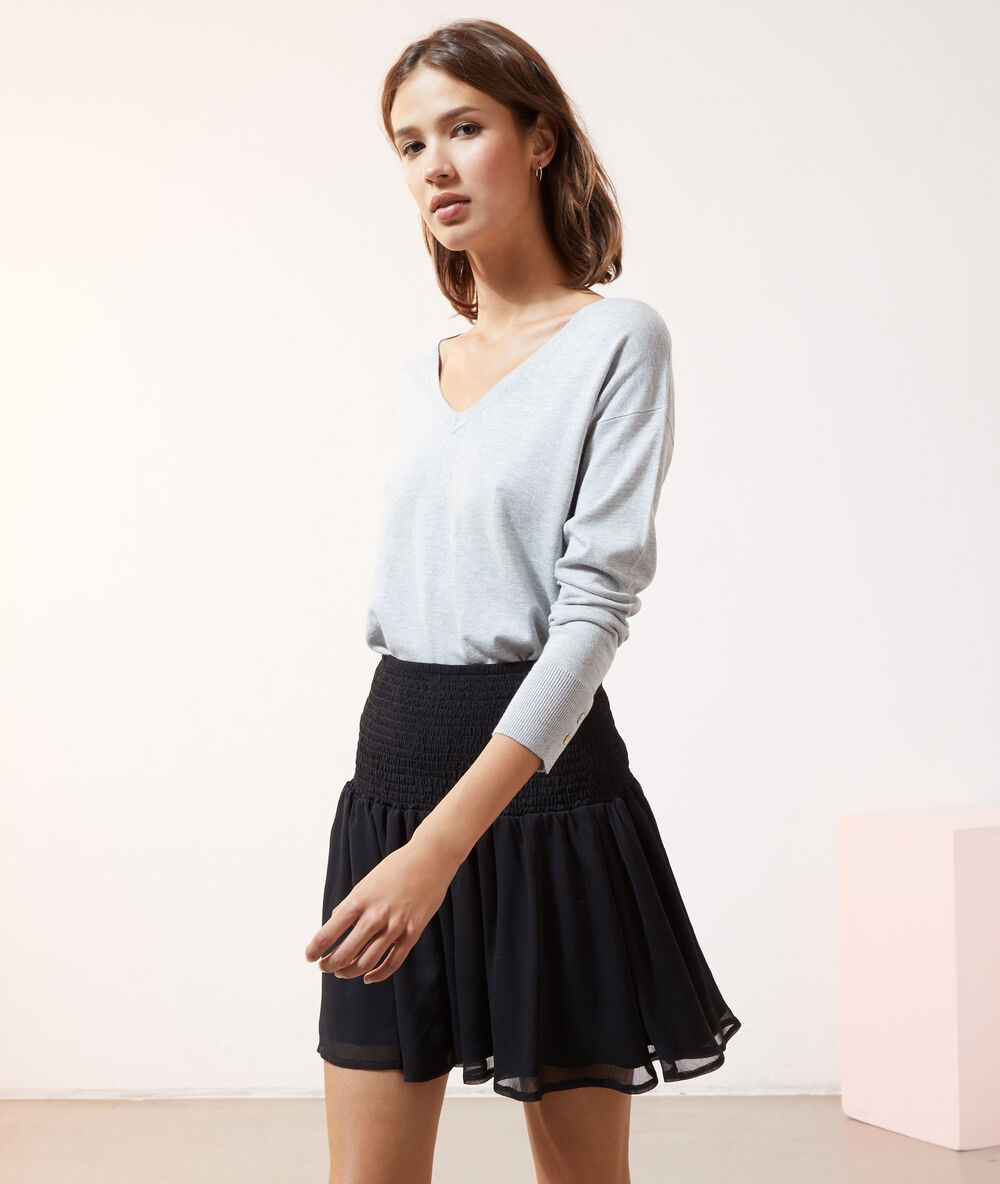 Falda con vuelo negro.