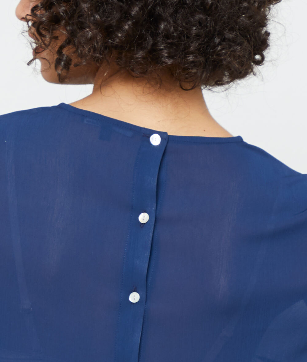 Blusa abotonada a la espalda azul marino.
