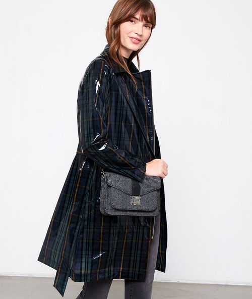 Trench estampado escocés efecto vinilo azul marino.