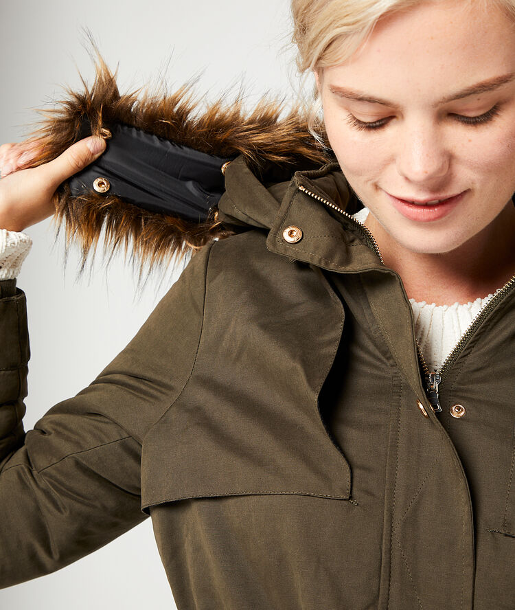 Parka forrada con capucha caqui.