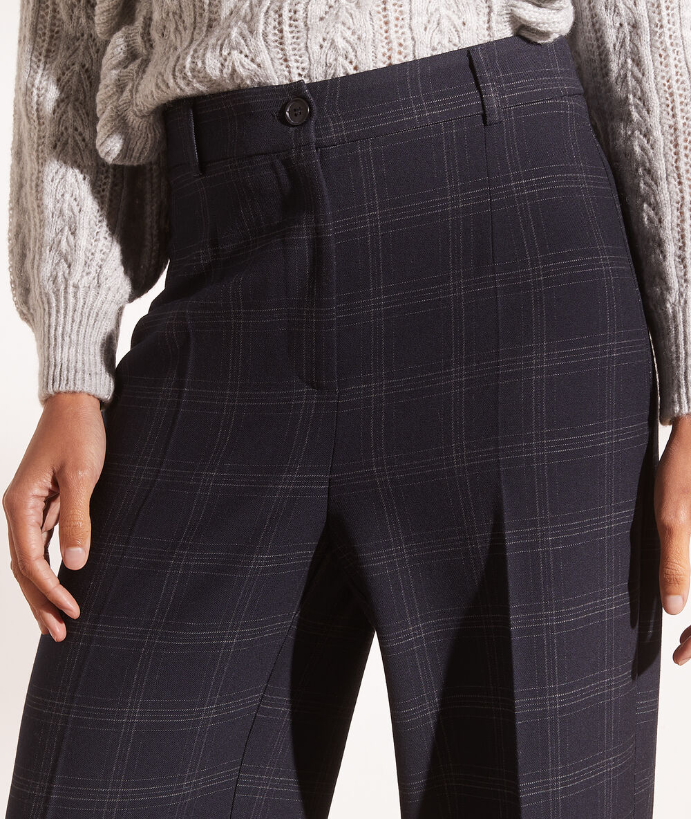 Pantalón ancho estampado de cuadros azul marino.