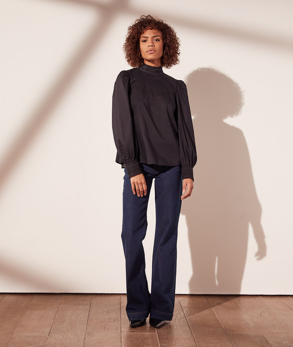 Blusa mangas abullonadas negro.