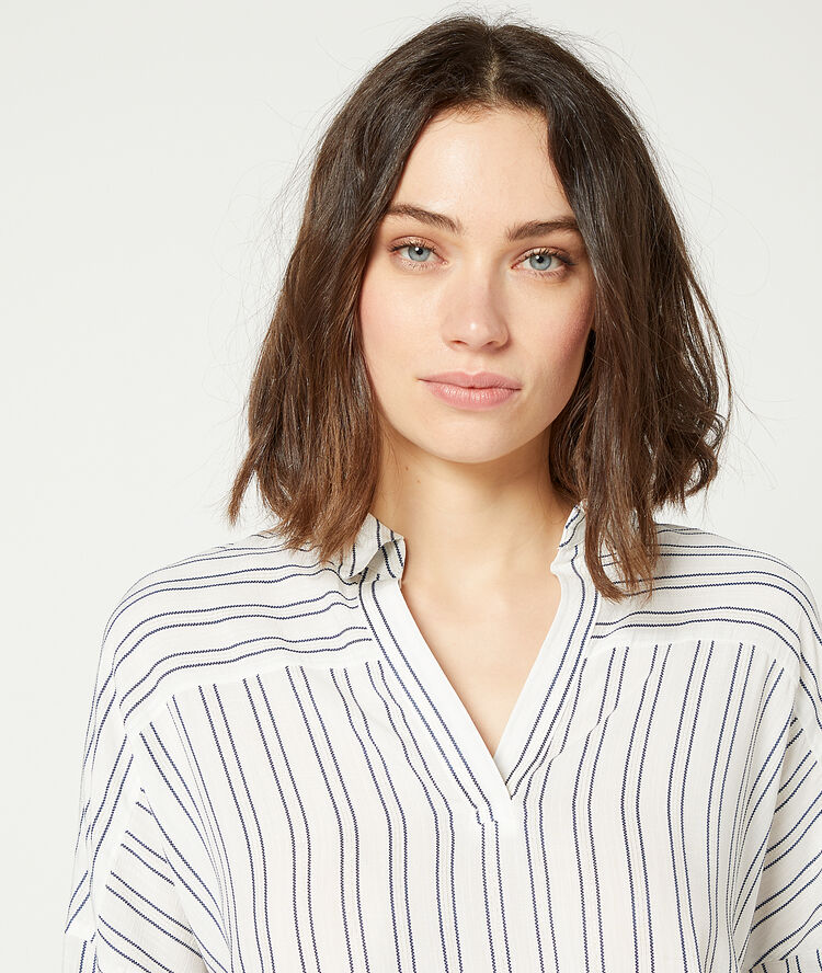 Blusa a rayas azul marino.