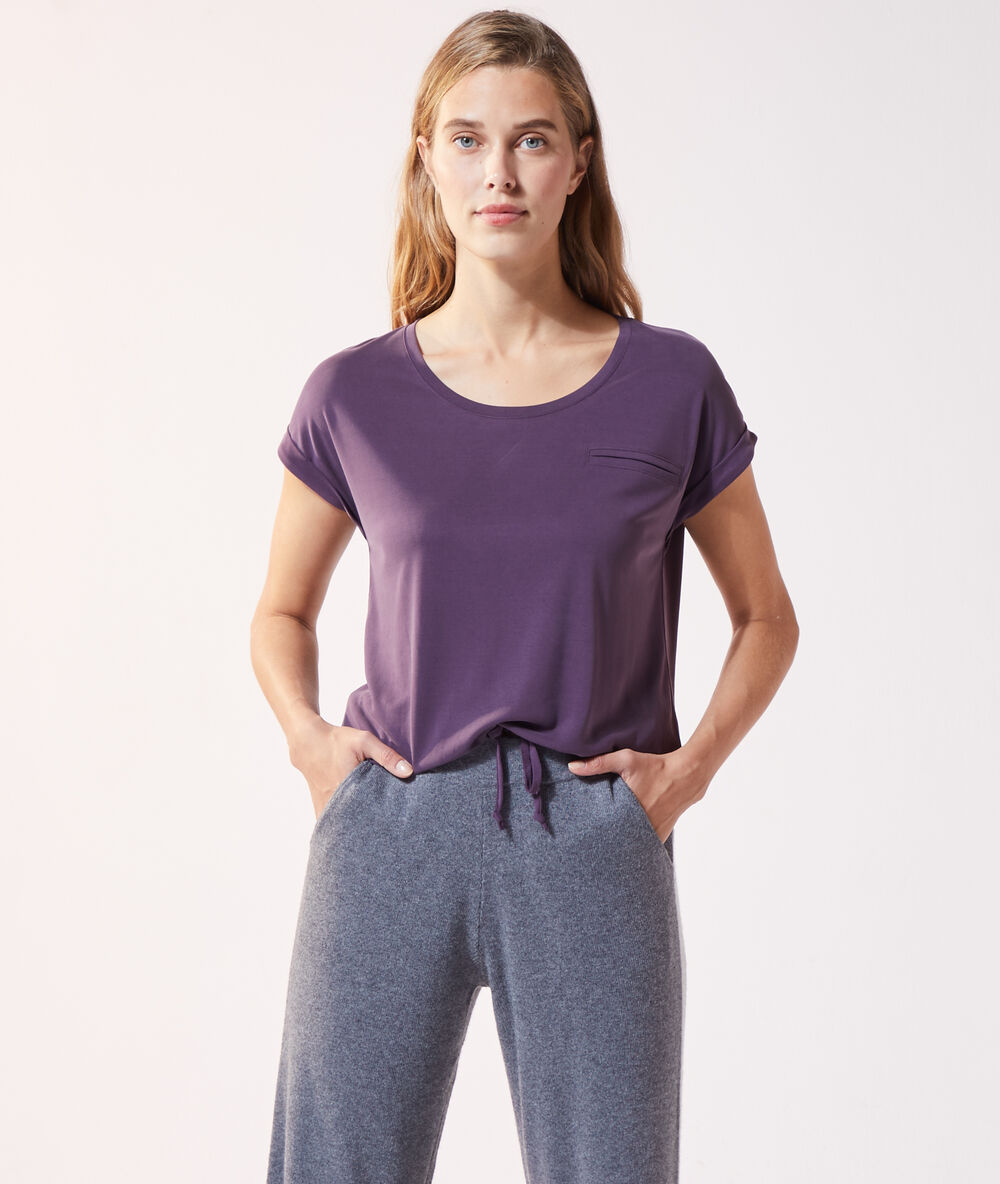 Camiseta con bolsillo prune.