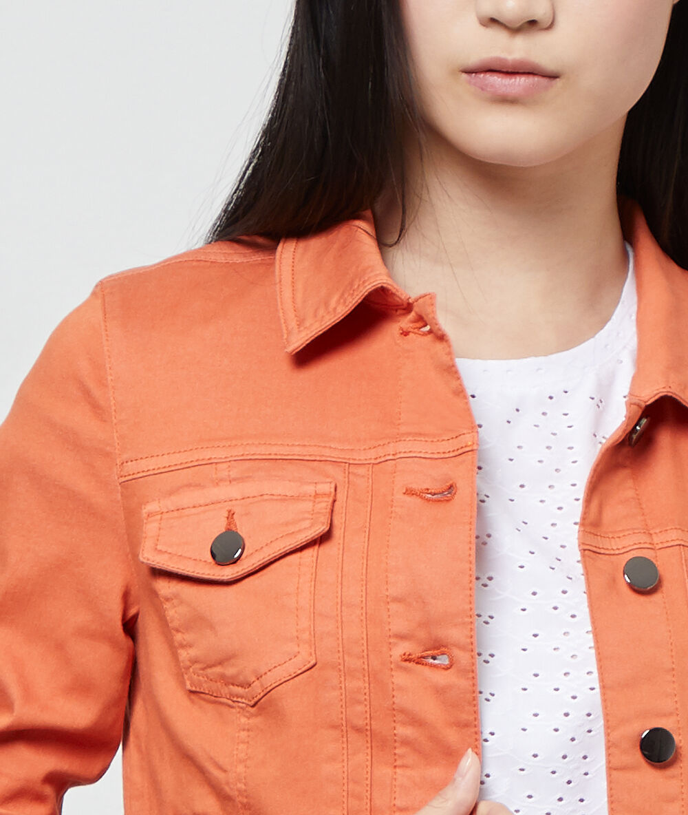 Chaqueta vaquera tomate.