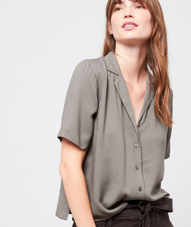 Camisa vaporosa caqui.