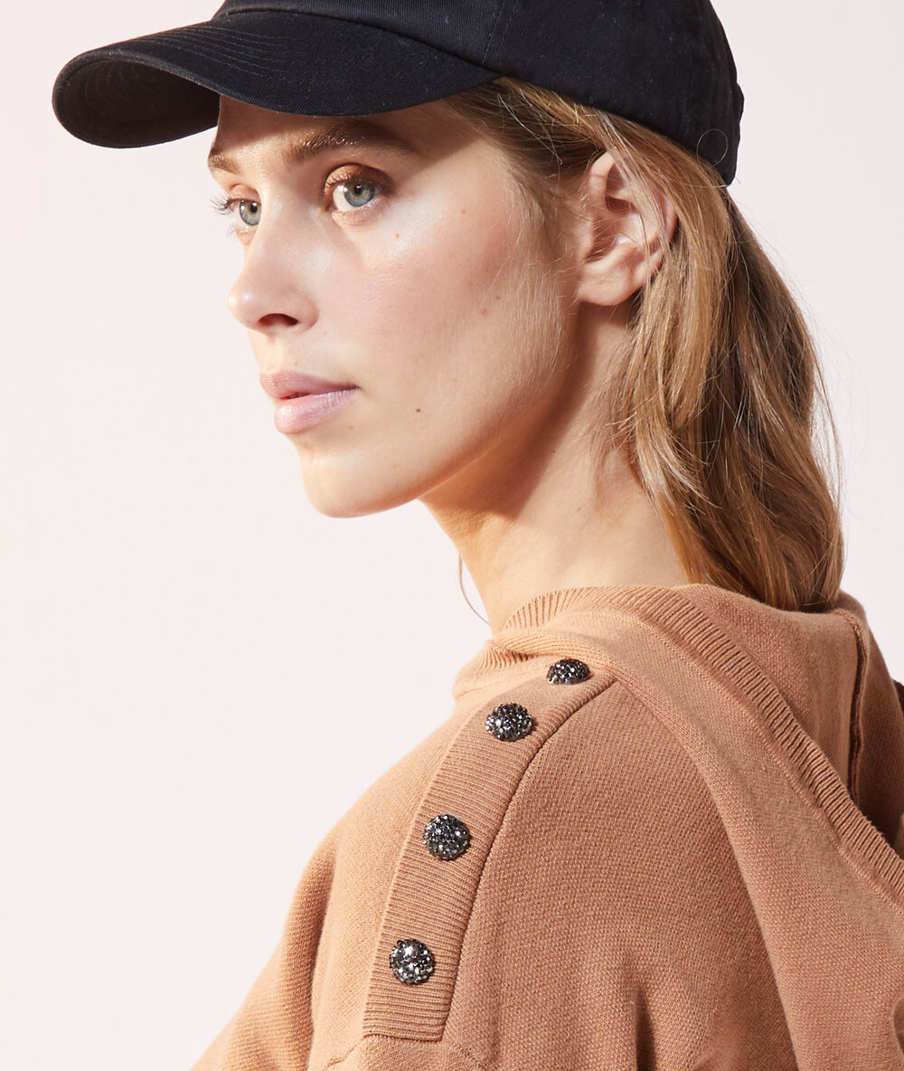 Sudadera con capucha, botones decorativos c.camel claro.