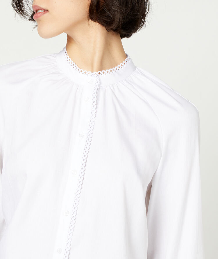 Blusa detalles de guipur blanco.