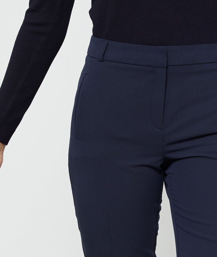 Pantalón cigarette azul marino.
