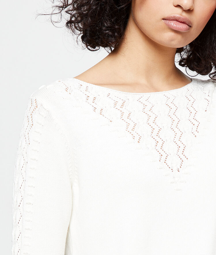 Jersey de escote calado crudo.