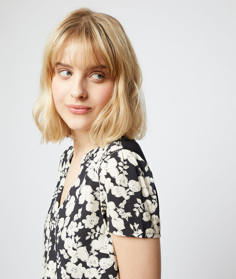 Top estampado floral negro.